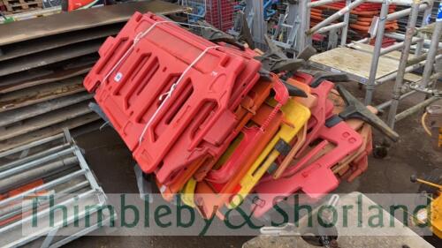 Quantity of plastic barrier