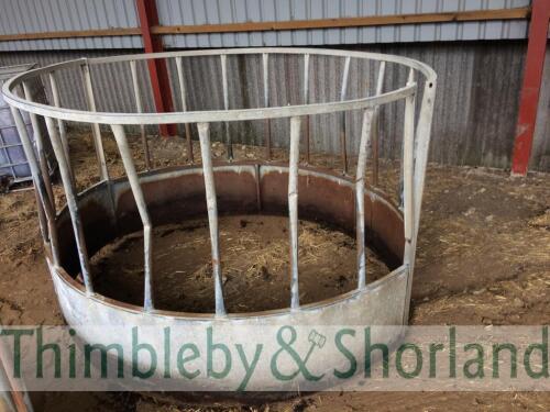 Cattle round feeder