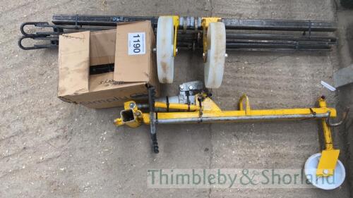 Proteus manhole lifter with keys