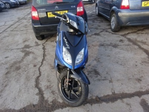 KYMCO SUPER 8 50 MOPED - WA09 EFP Date of registration: 23.05.2009 49cc, petrol, yellow/blue Odometer reading at last MOT: 31,665 kms MOT expiry date: 15.07.2021 No key, V5 available