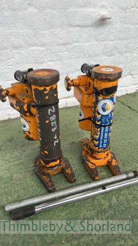 2 hydraulic jacks