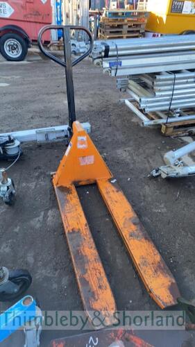 Pallet truck