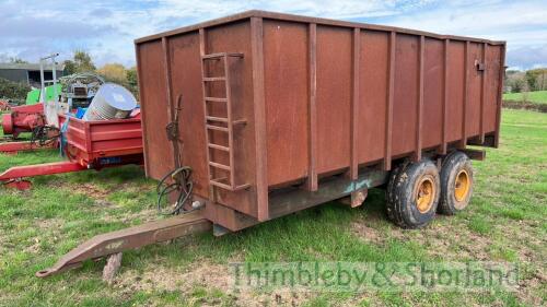 Twin axle tipping trailer