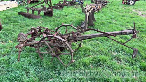 Trailed potato spinner