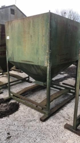 Feed hopper on stand 154 x 154 x 223 (max) cms