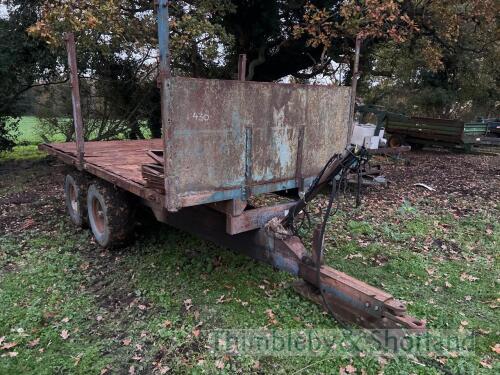 Twin axle tipping trailer