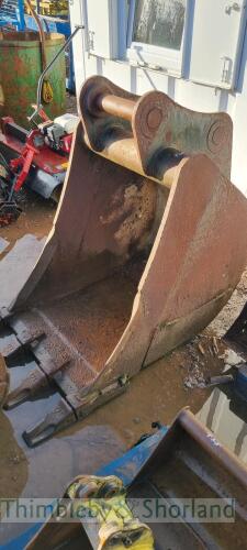 Large excavator bucket