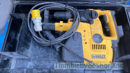 Dewalt D25304 hammer drill with D25300D extractor gwo