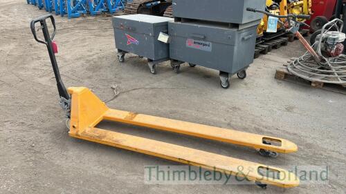 Long reach pallet truck