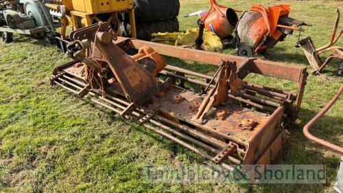 Power harrow with crumbler roll