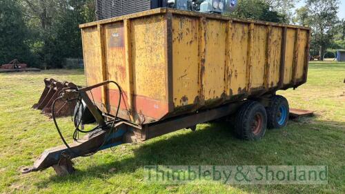 Twin axle hydraulic tipping trailer