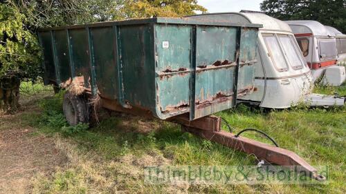 Single axle tipping trailer