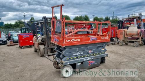 Skyjack SJ3226 electric scissor lift (2014) MA1005634