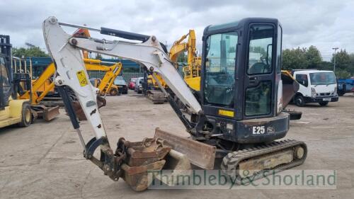 Bobcat 2.5T mini digger, 3 buckets, 2450 hrs (2016)