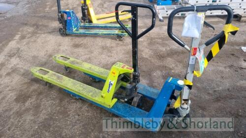 2 pallet trucks MA1444711, MA1269249