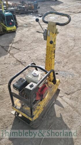 Petrol reversing plate compactor