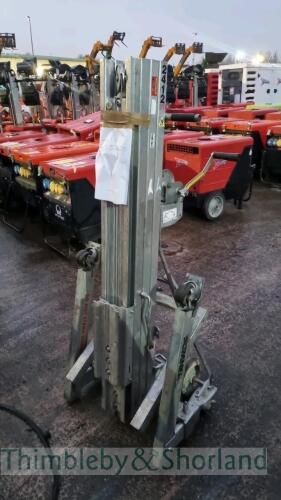 Sumner 2412 material lift MA1245297