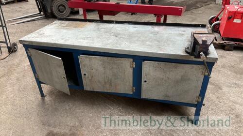 Workshop bench and vice N1087289