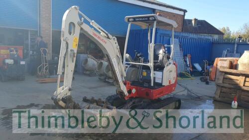 Takeuchi TB216 mini digger (2016) 1556 Hrs Long arm, expanding rubber tracks, blade, piped, QH, 5 buckets. Complete with original purchase documentation. Current LOLER certificate.