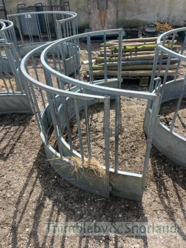 Round sheep feeder