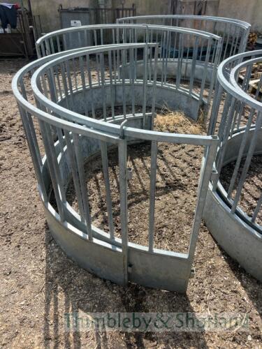 Round sheep feeder