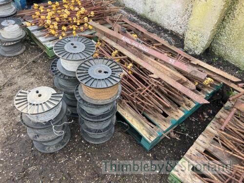 Approx 100 metal electric fencing stakes, 6 straining posts, 11 reel of wire