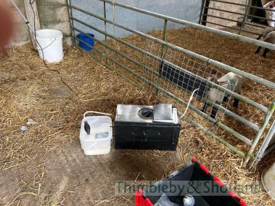 Poon Heatwave warm milk feeder This lot will be retained until 1st June 2024