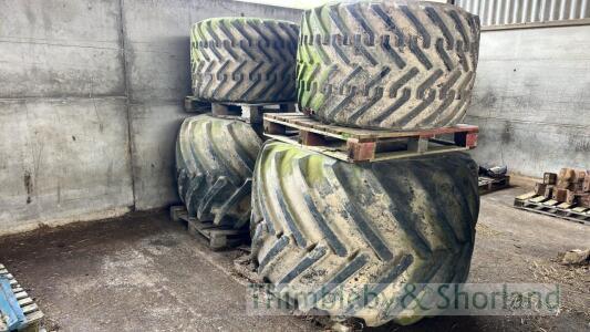 Set of flotation wheels and tyres