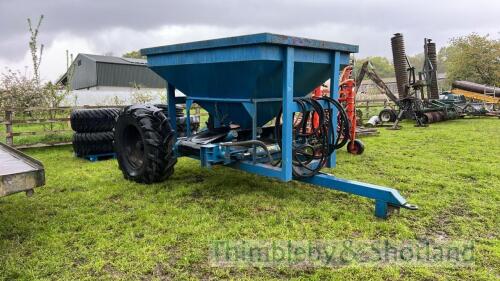 Trailed drainage gravel cart