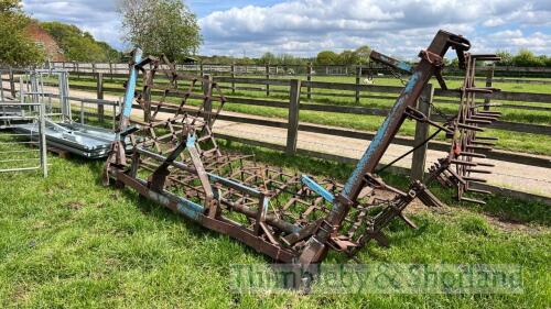 Folding zig zag harrows