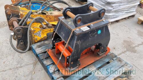 Excavator compactor plate