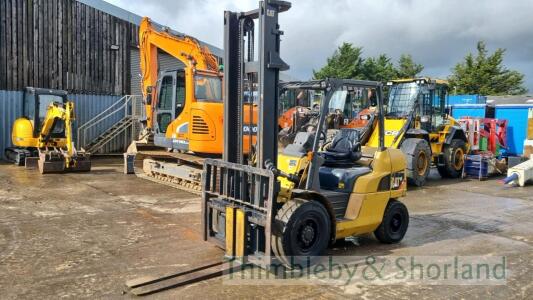 Caterpillar DP40NT diesel forklift (2015)