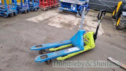 2 pallet trucks MA1491662, R40000480