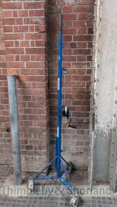 Plaster board lifter