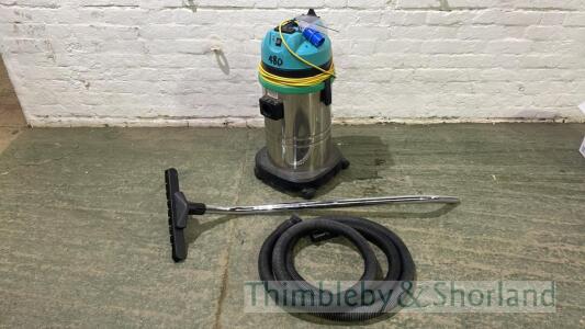 Vacuum 240v with hose and attachment