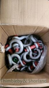 Quantity of lifting shackles