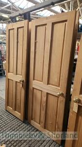 4 pine interior door with door knobs and hinges