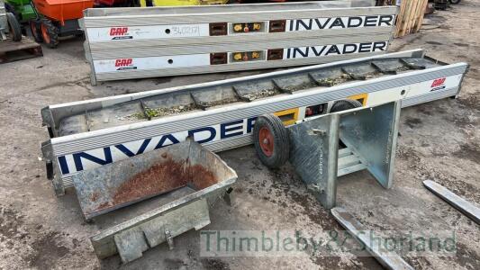 Invader conveyor, 4m with hopper and dolly (2021)