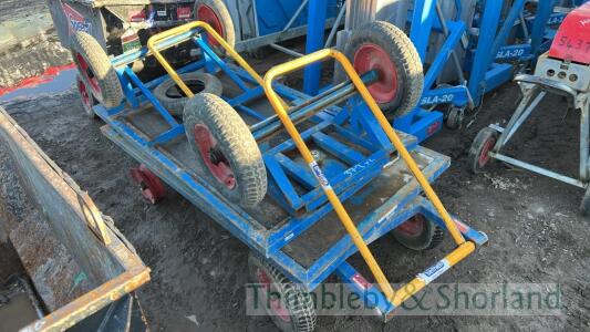 2 trollies MA1321047