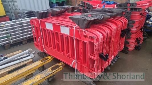 Quantity of plastic barrier