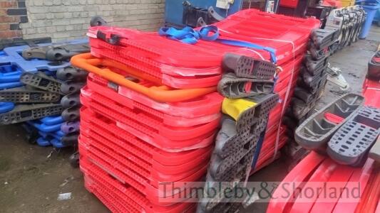 Quantity of plastic barrier