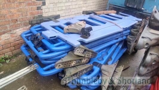 Quantity of plastic barrier