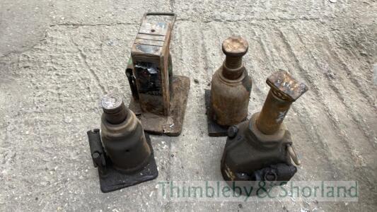 4 hydraulic jacks