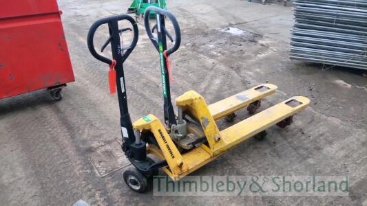 2 pallet trucks A1160164, A1170880