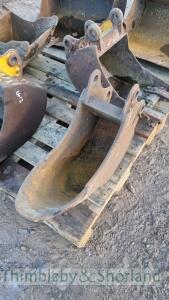 Digger bucket 250mm 30mm pins