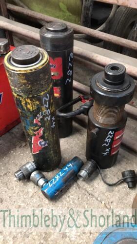 4 hydraulic jacks