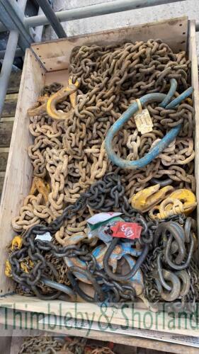 Pallet of lifting chains